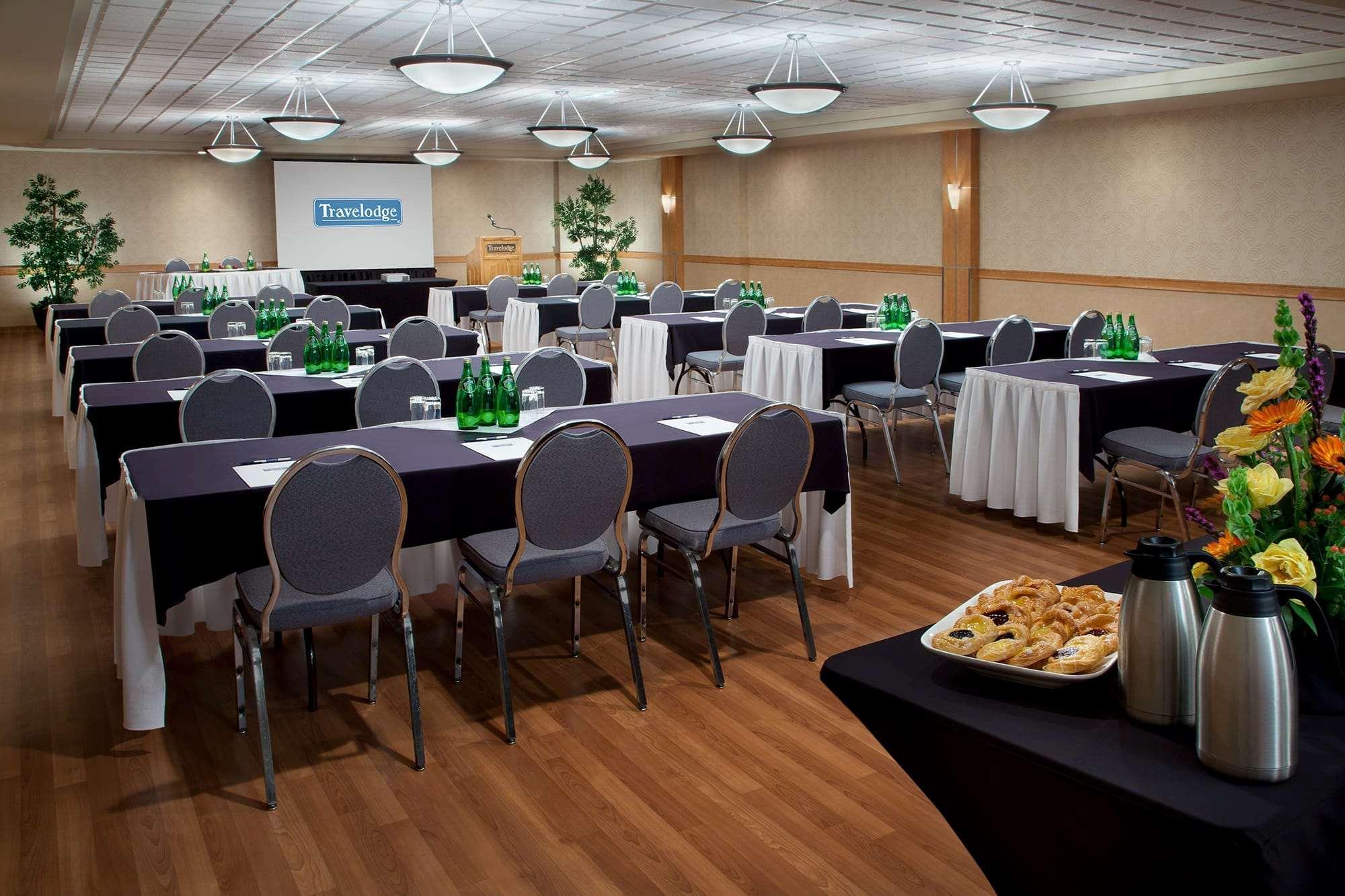 Travelodge Hotel By Wyndham Saskatoon Bagian luar foto