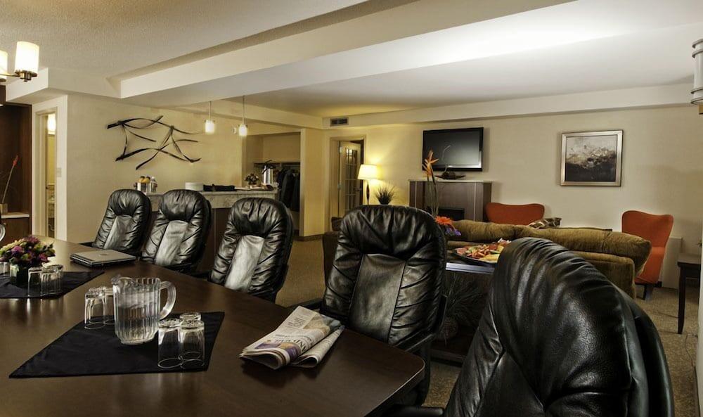 Travelodge Hotel By Wyndham Saskatoon Bagian luar foto