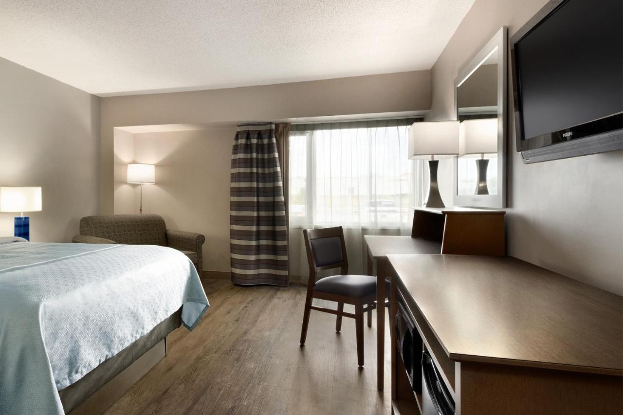 Travelodge Hotel By Wyndham Saskatoon Bagian luar foto