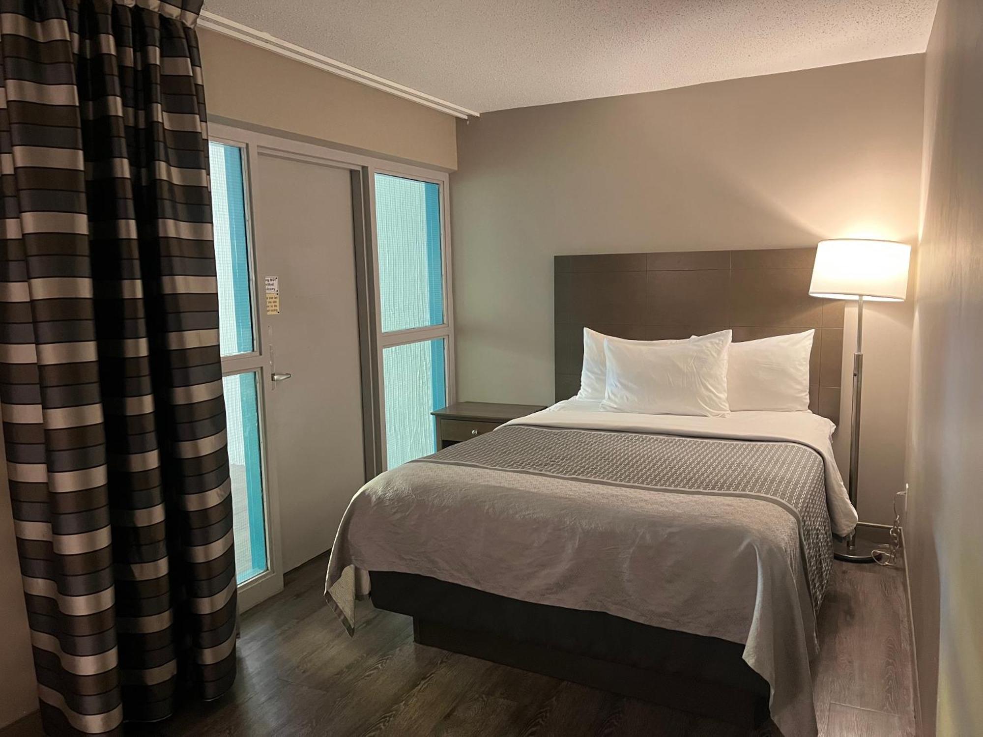 Travelodge Hotel By Wyndham Saskatoon Bagian luar foto