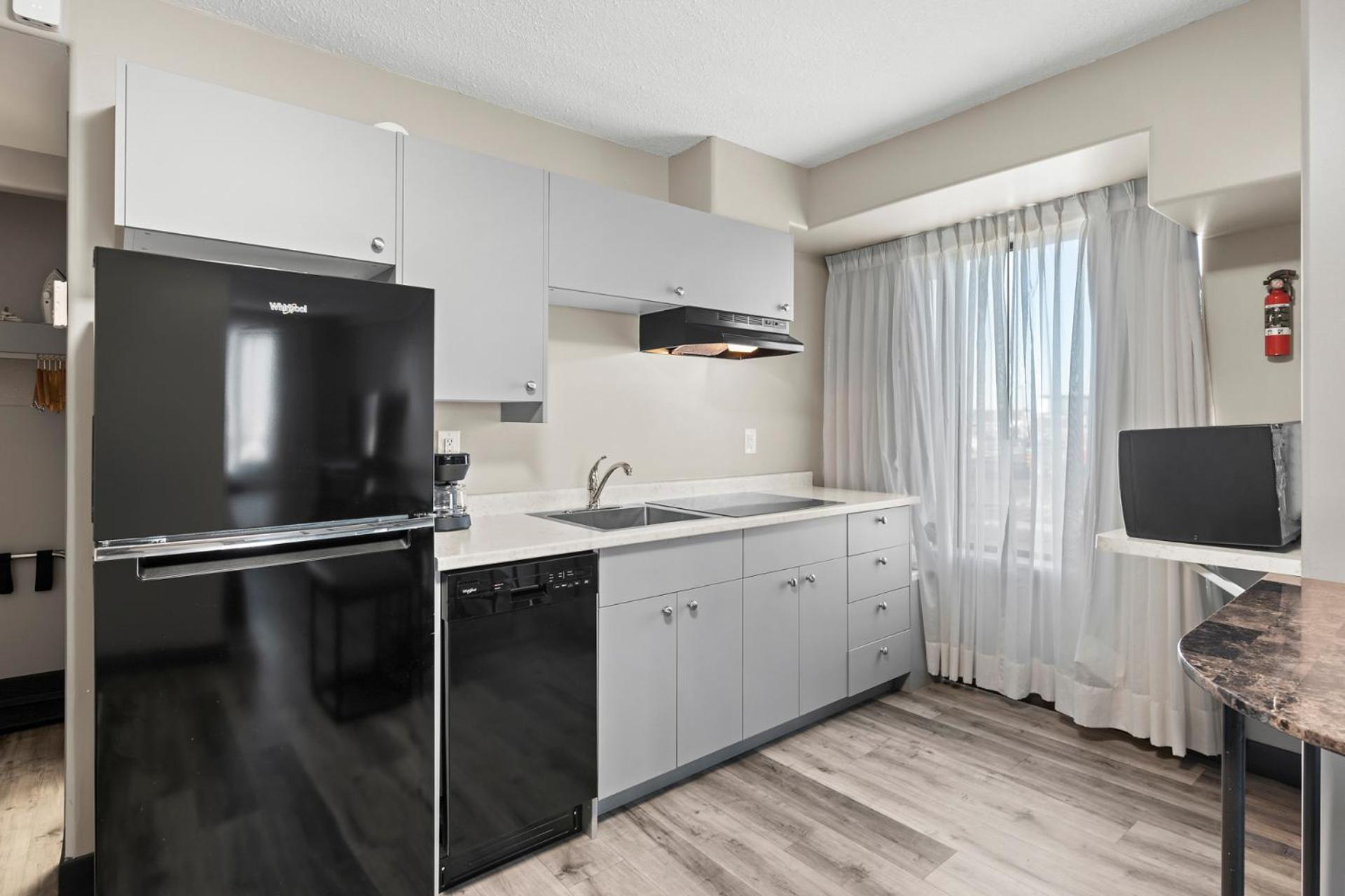 Travelodge Hotel By Wyndham Saskatoon Bagian luar foto
