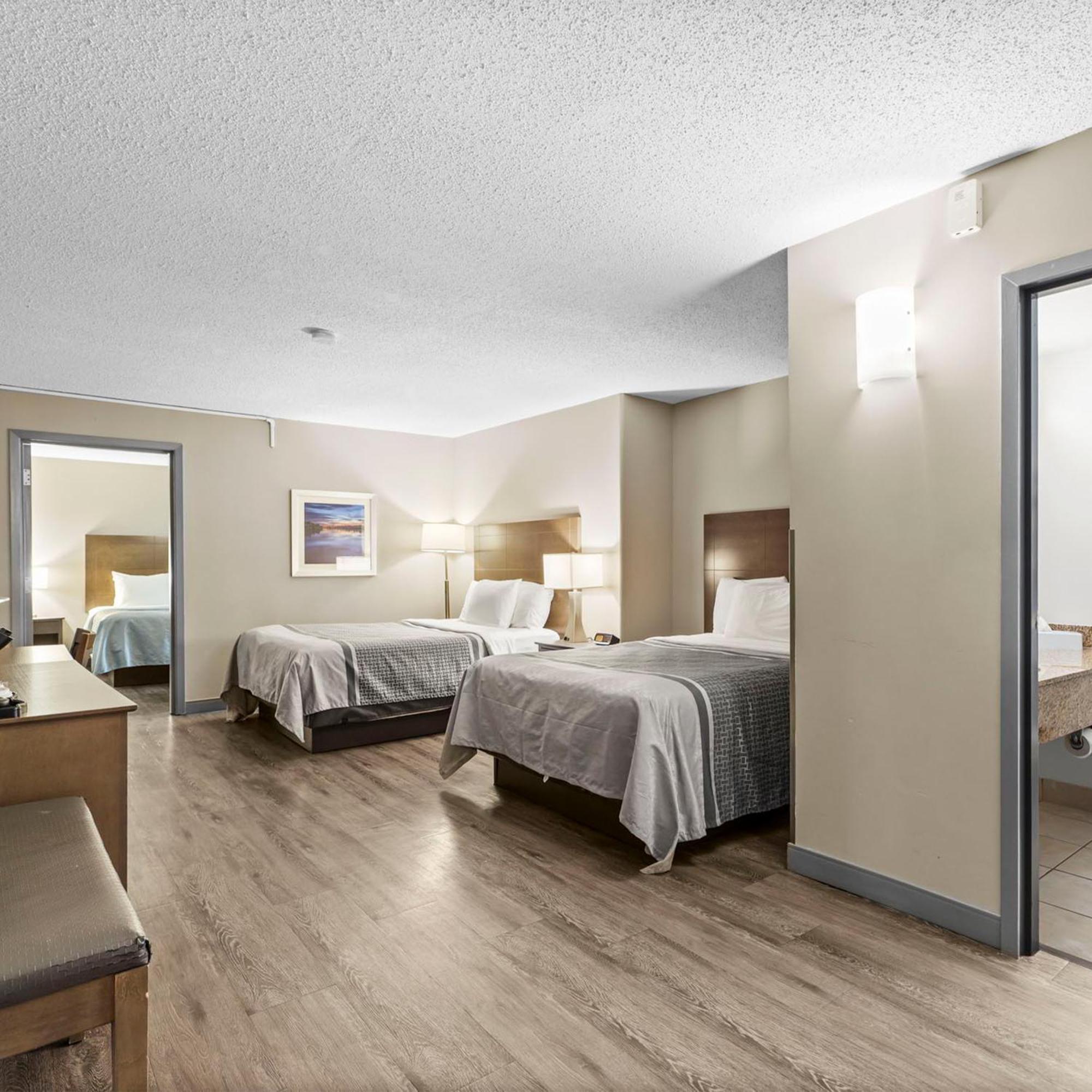 Travelodge Hotel By Wyndham Saskatoon Bagian luar foto
