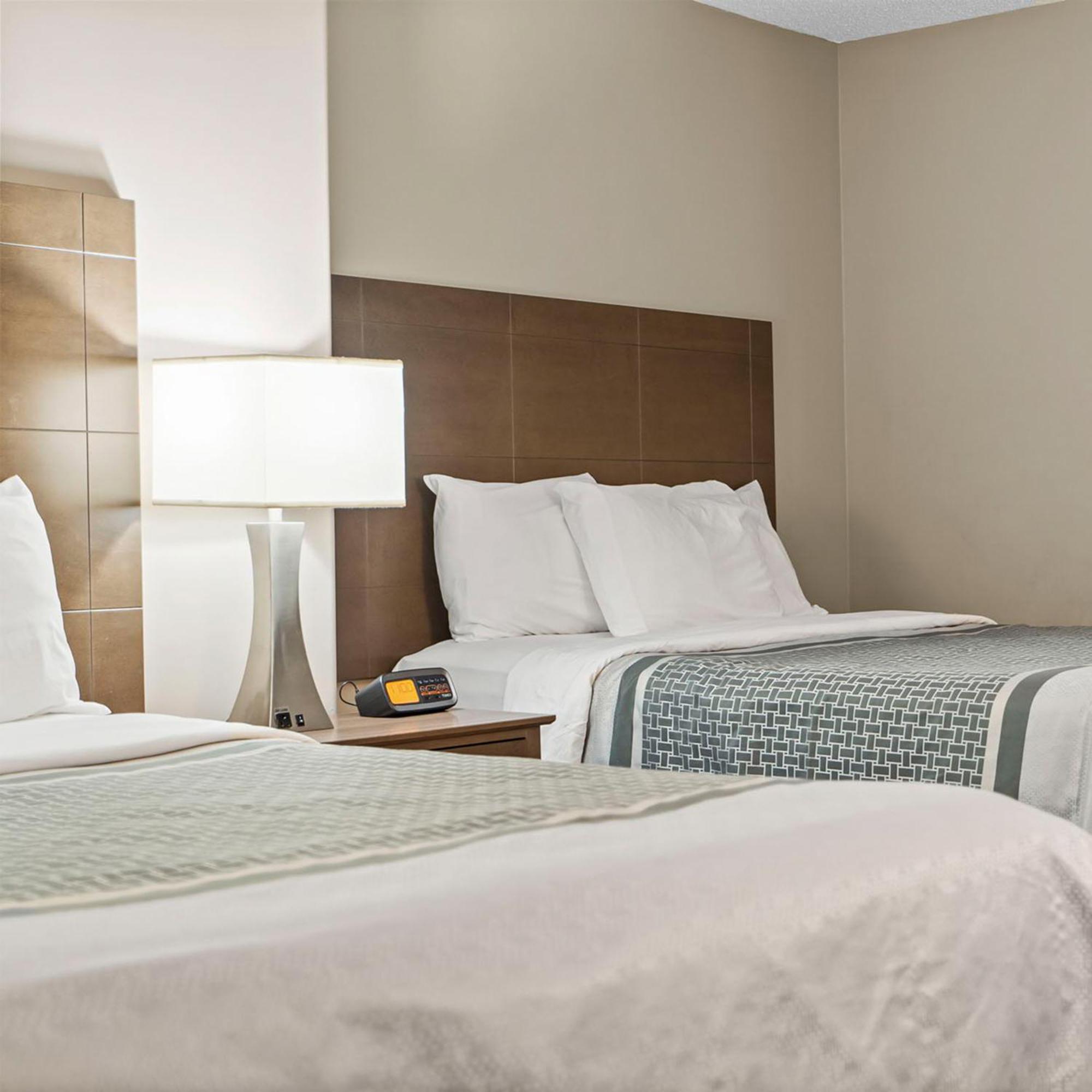 Travelodge Hotel By Wyndham Saskatoon Bagian luar foto