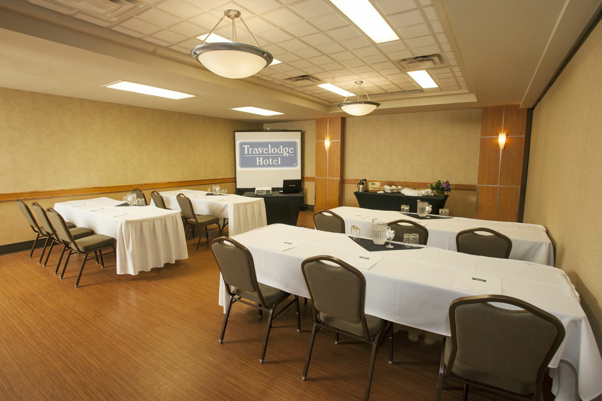Travelodge Hotel By Wyndham Saskatoon Bagian luar foto